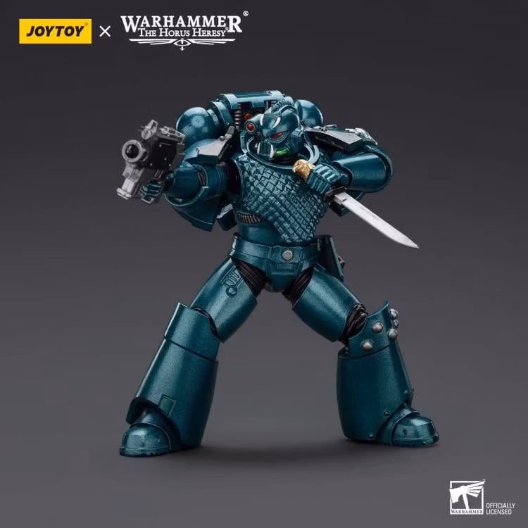 Warhammer: The Horus Heresy Alpha Legion Headhunter with Banestrike Combi-Bolter and Power Dagger 1/18 Scale Action Figure - Image 3